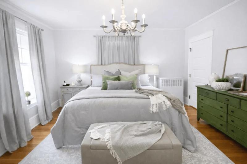 Superior King Room interior